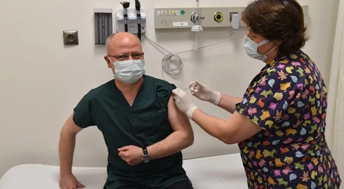 AK Parti Bursa İl Başkanı Gürkan, ilk doz aşısını vurdu!