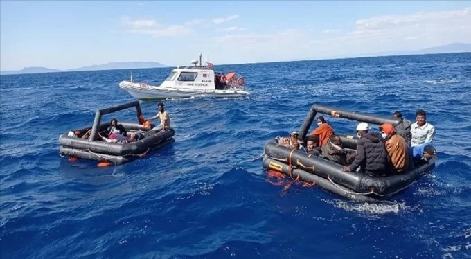 Türk kara sularına itilen 131 düzensiz göçmen kurtarıldı!