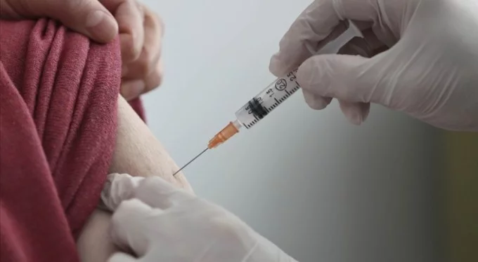 Almanya'da skandal! 9 yaşındaki çocuğa Covid-19 aşısı uygulandı