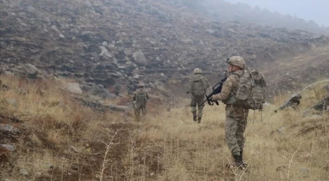 PKK'li teröristlerden üs bölgesine uzun namlulu silahlarla saldırı: 1 şehit, 1 yaralı