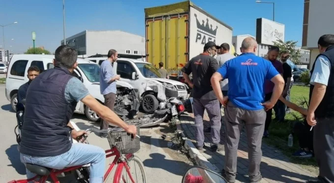 3 sürücü de yaralı! Bursa'da motosiklete aynı anda 2 araç çarptı!