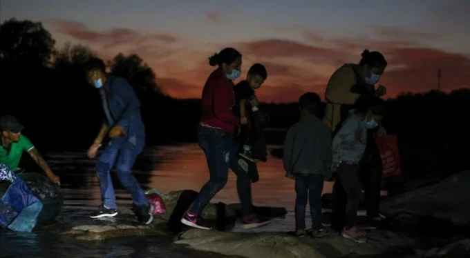 ABD-Meksika sınırında 180 binden fazla yasa dışı göçmen yakalandı!