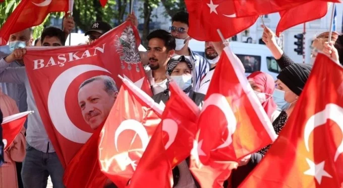 Cumhurbaşkanı Erdoğan'a Türk bayraklarıyla coşkulu karşılama