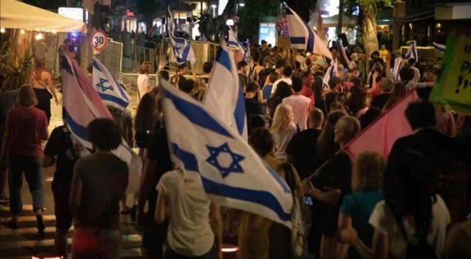 İsrailliler Tel Aviv'de Netanyahu'nun gidişini kutladı!