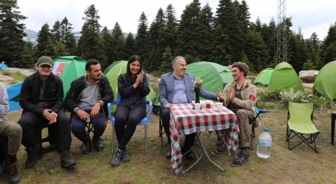 Çay eşliğinde... Alinur Aktaş, ateş başında gençlerle sohbet etti!
