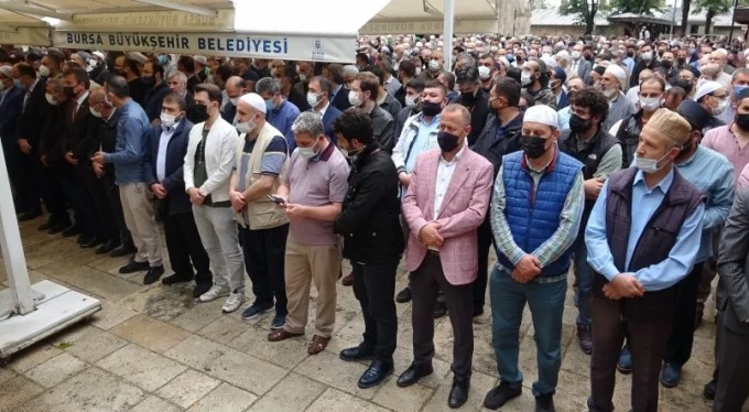 Bursa'da koronadan hayatını kaybeden imam gözyaşlarıyla uğurlandı