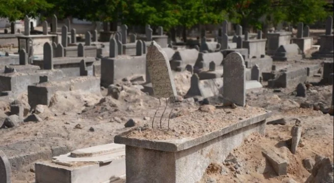 İsrail Gazze Şeridi'ne saldırılarda mezarlıkları da hedef almış!