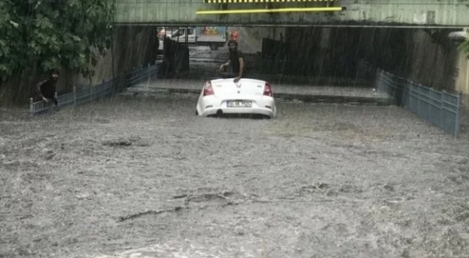 İstanbul'da şiddetli yağmur: Yüzerek kurtuldular