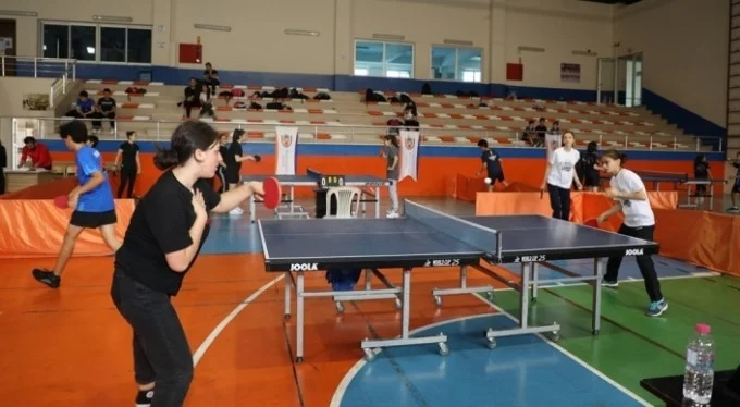 Bursa'da masa tenisi turnuvasına büyük ilgi