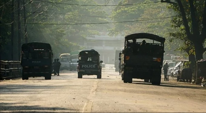 Myanmar'da ordunun bir köyü ateşe verdiği iddia edildi!