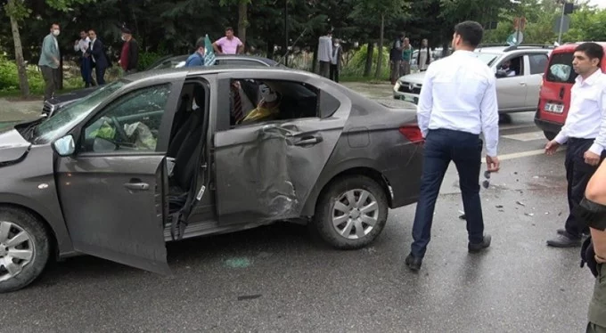 Davutoğlu'nun konvoyunda kaza! Genel Başkan Yardımcısı ve bir çocuk yaralandı