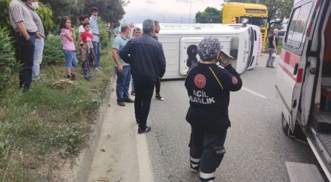 Bursa'da ambulans otomobille çarpıştı! Yaralılar var
