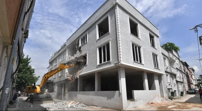 3 katlı bina yıkıldı! Osmangazi'de kaçak seferberliği