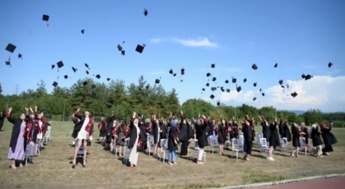 Bursa Uludağ Üniversitesi'nde hemşirelerin mezuniyet heyecanı!