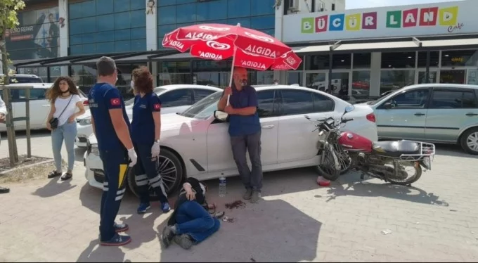 Şemsiyeli müdahale! Bursa'da otomobil ile motosiklet çarpıştı!