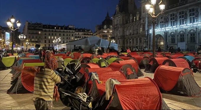 Refakatsiz çocuklar için Paris'te kamp kurdular!