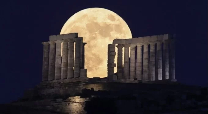 'Çilek Ay Tutulması' gerçekleşti! Türkiye'den ve dünyadan manzaralar...