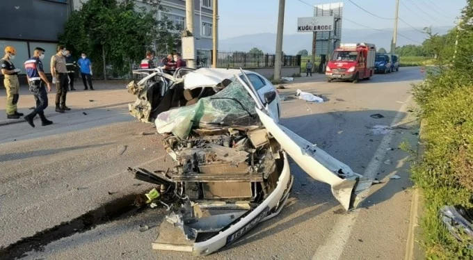 Bursa'da feci kaza... Otomobil beton direğe çarptı: 3 ölü, 2 ağır yaralı