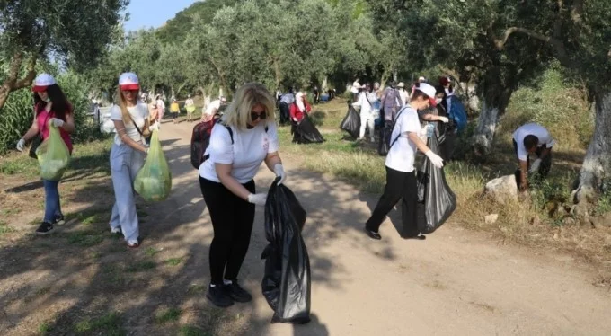 Bursa'da özel hastane çalışanları Kurşunlu Sahili'ni temizledi