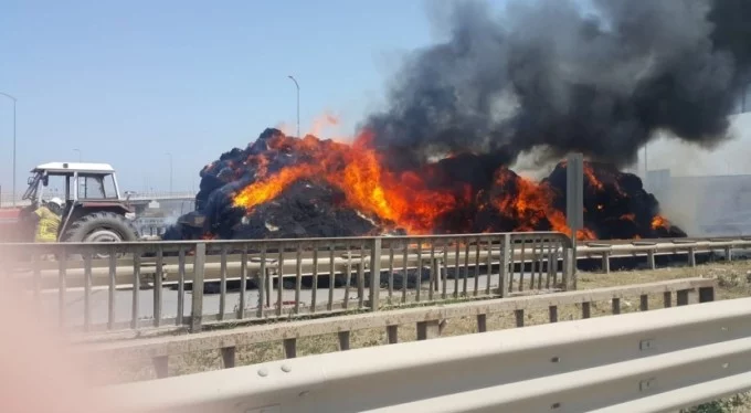 Bursa&nbsp;- İzmir yolunda korku dolu anlar... Saman yüklü traktör alev alev yandı!