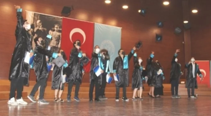 Bursa Uludağ Üniversitesi'nde konservatuvarı mezuniyet töreni düzenlendi!