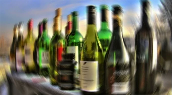 Sahte içkiden zehirlenen 18 kişinin tedavisi sürüyor