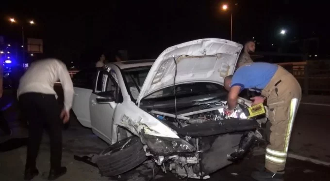 Bursa'da korkunç kaza! Önce taksiye sonra da elektrik direğine vurarak savruldu