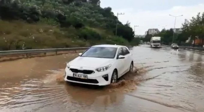 Sürücülerin zor anları! Bursa-Yalova yolu sular altında!