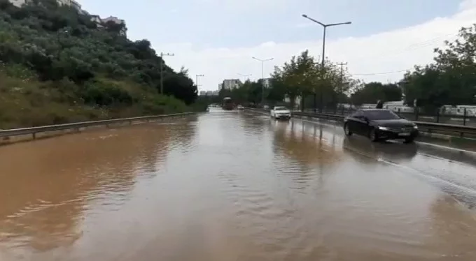 İlerlemek imkansız! Bursa-İstanbul yolu sular altında kaldı