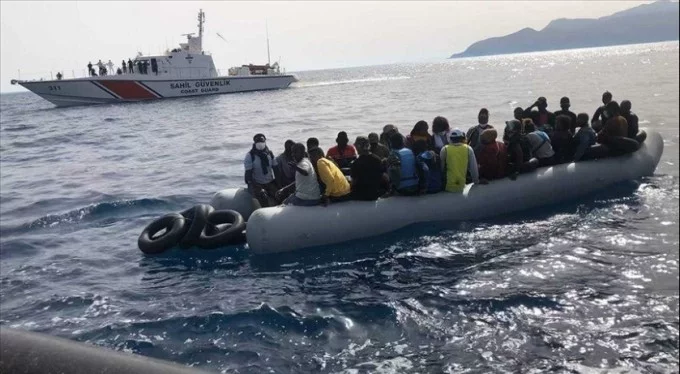 Türk kara sularına itilen 39 düzensiz göçmen kurtarıldı!