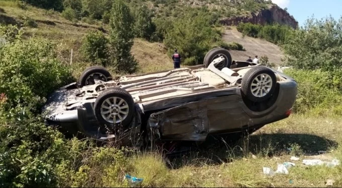 Bursa'da feci kaza! Kafa kafaya çarpışan iki araçtan biri tarlaya uçtu!