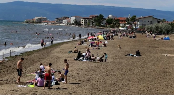 'Deniz sıcak ama pis'... Bursalılar pazar gününü sahilde geçirdi!