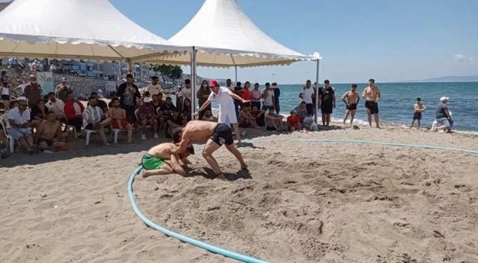 Bursa'da güreşçiler plajda hünerlerini sergiledi!