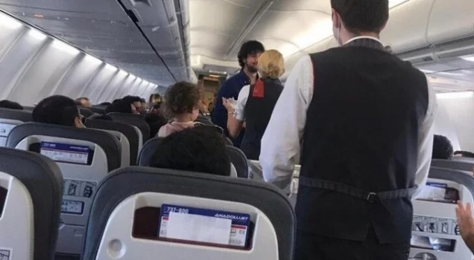 Uçaktaki yolcu hostesin önünü kesti! ' Herkesi çağırmazsanız büyük arıza çıkar'