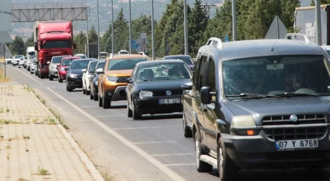 Bursa'dan yola çıktılar... Uzun kuyruklar oluştu, trafik felç oldu!