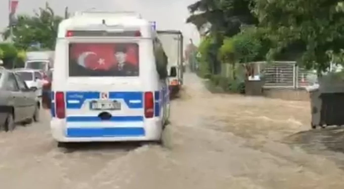 Bursa'da Demirtaş Organize Sanayi Bölgesi'ni sel vurdu!