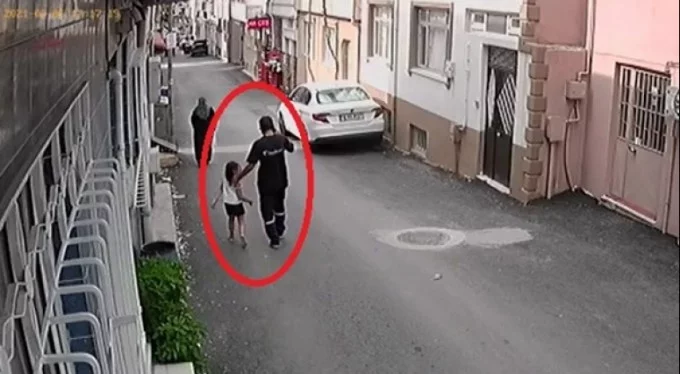 Bursa'da mahalle ayağa kalktı! Çocuk tacizcisini tekme tokat dövdüler!