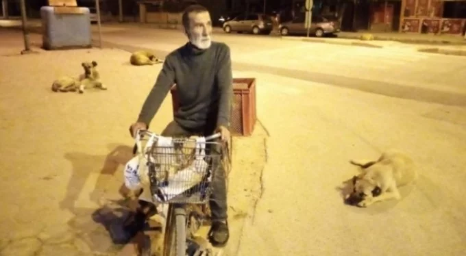 'Sokak hayvanlarının babası' Bursa'da geceleri onun yolunu gözlüyorlar!