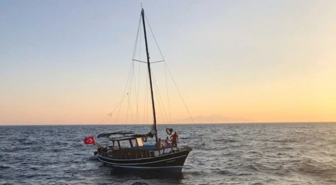 Yunan karasularına sürüklenen tekne kurtarıldı!