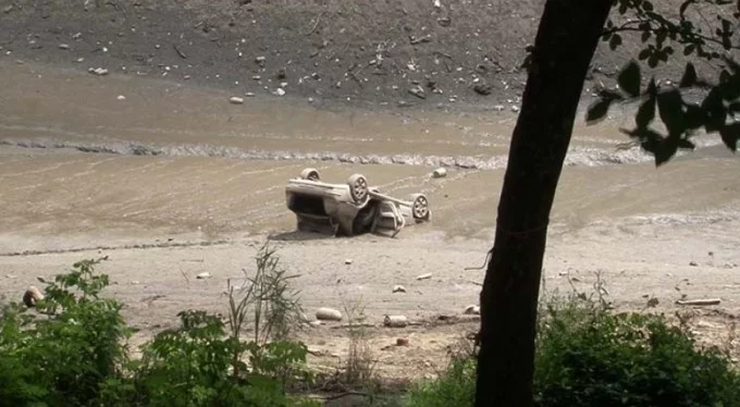 Suyu çekilen gölün içinden otomobil çıktı!