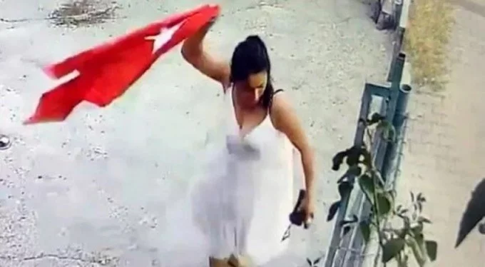 Türk Bayrağı'na çirkin saldırı!