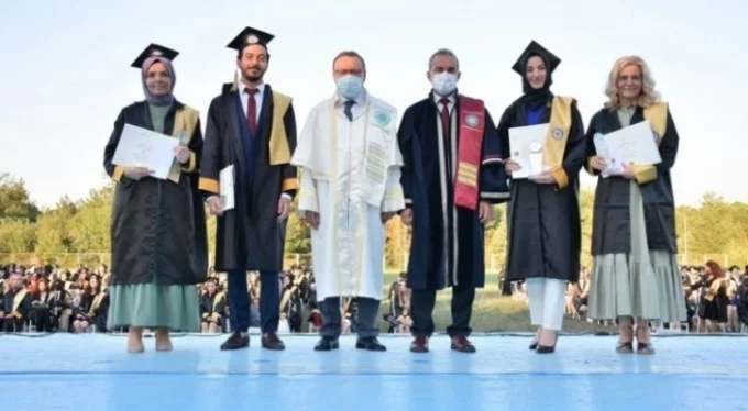 Bursa'da doktorluk yaparken kazandığı üniversiteyi birincilikle bitirdi