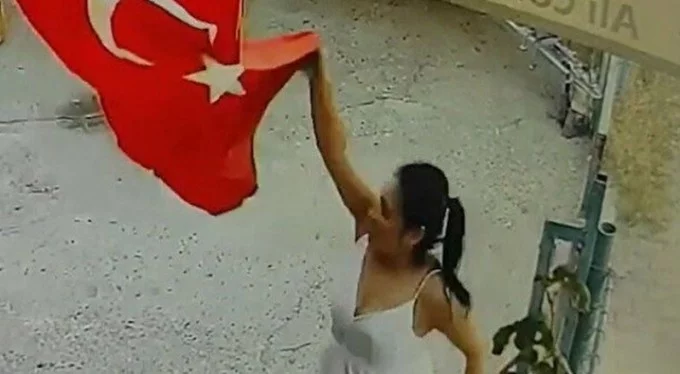 Türk bayrağını çöpe atan kadından skandal sözler