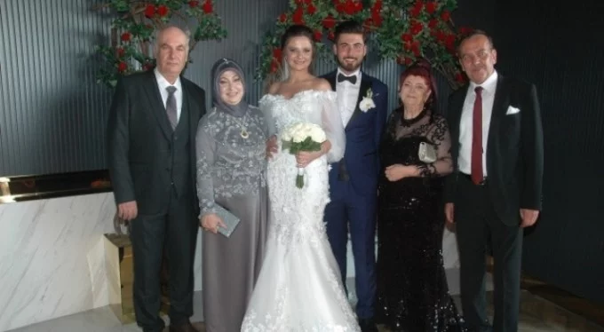 Bursa'da görkemli düğün... Merve Seymen ve Kadir Abay mutluluğa 'evet' dedi