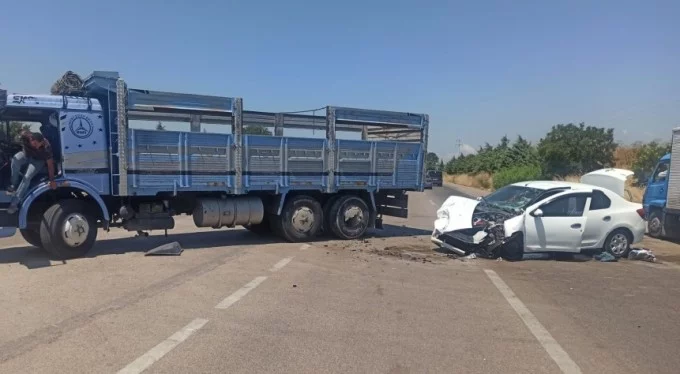 Bursa'da kamyonetle otomobil çarpıştı! Ortalık savaş alanı...