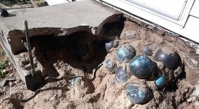 Evinin merdivenlerinin altında gömülü 160 adet bowling topu buldu!