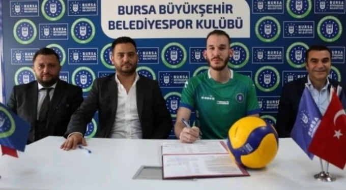 Burakhan Tosun Bursa Büyükşehir Belediyespor'a imza attı