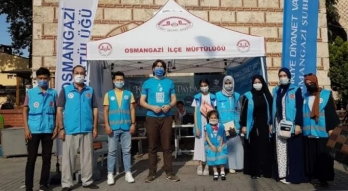 Bursa'da gönüllüler vekaletle kurban kesimi hakkında vatandaşları bilgilendirdi