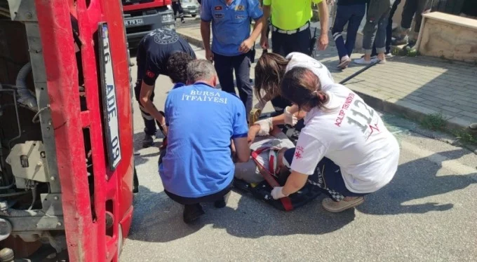 Bursa'da korkunç kaza! Araçta sıkışan şoförün parmağı koptu