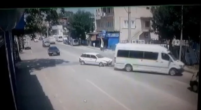 Bursa'da kaza 'geliyorum' dedi! Dikkatsiz minibüs sürücüsü otomobile çarptı!